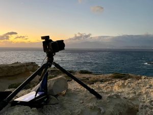 Kamera auf Stativ filmt Timelapse am Meer bei Sonnenuntergang, professionelle Videoproduktion
