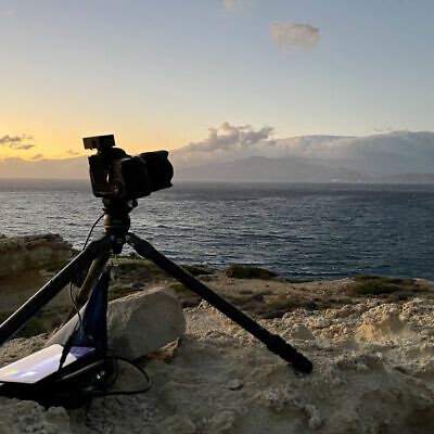 Kamera auf Stativ filmt Timelapse am Meer bei Sonnenuntergang, professionelle Videoproduktion